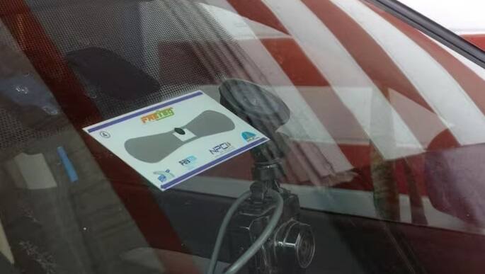 Fastag Rules: નવી કાર ખરીદનારાઓ માટે નવા નિયમો જાહેર કરવામાં આવ્યા છે. નવી કાર ખરીદ્યાના આટલા દિવસોની અંદર નવા વાહનનો રજિસ્ટ્રેશન નંબર અપડેટ કરાવવો પડશે. જે પણ લોકો ફોર વ્હીલર્સ ખરીદે છે. તેની સાથે જ ફાસ્ટેગ પર અપડેટ કરવાનો રહેશે. કારણ કે આના વગર ટોલ ટેક્સ ડબલ ભરવો પડે છે.