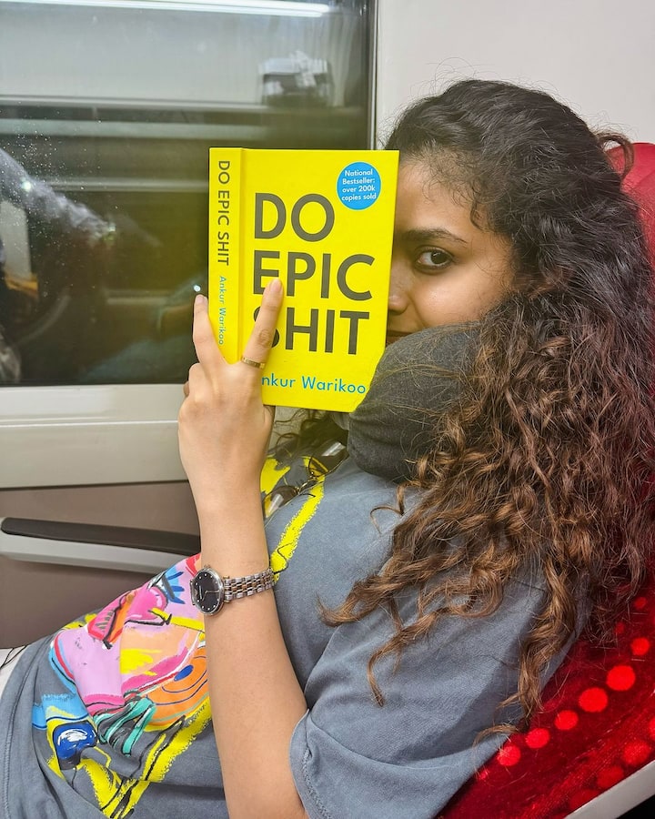 డూ ఎపిక్ షిట్ అనే బెస్ట్ సెల్లర్ను చదువుతూ జర్నీలో రిలాక్స్ అవుతూ ఫోటోలకు ఫోజులిచ్చింది. వీటన్నింటికిust how last few weeks flew by.. 🤷♀️ అంటూ క్యాప్షన్ ఇచ్చింది.(Images Source : Instagran/Keerthy Suresh)