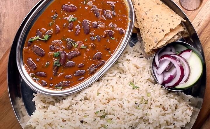 அடுத்தது வேகவைத்த பீன்ஸை, வேகவைத்த தண்ணீருடன் சேர்த்து கடாயில் ஊற்றவும்.