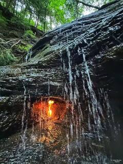 એક એવો ધોધ કે જેની નીચે હંમેશા આગ બળે છે, તેના પર પાણી અને બરફની પણ કોઈ અસર થતી નથી