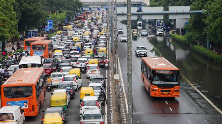 Delhi Weather Update: भारत मौसम विभाग (IMD) के मुताबिक दिल्ली वालों को उमस से शुक्रवार को राहत मिलने की कोई संभावना नहीं है. शाम त​क दिल्ली में गरज के साथ बारिश (Delhi Rain) हो सकती है.