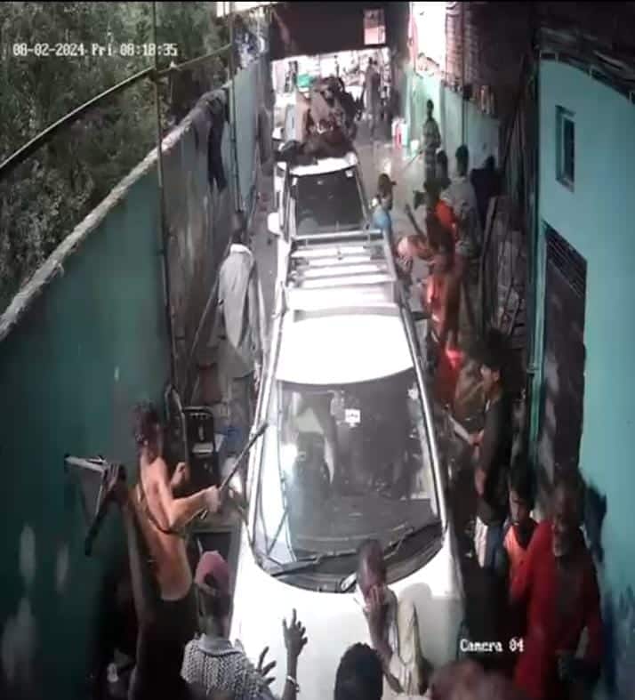 घटना में करीब आधा दर्जन लोग घायल हुए हैं जिनको इलाज के लिए अस्पताल भेज दिया गया है. उन्होंने कहा कि घटना की सीसीटीवी फुटेज भी सामने आई है. सीसीटीवी फुटेज के जरिए आरोपियों पर सख्त कार्रवाई गुरुग्राम पुलिस करेगी.