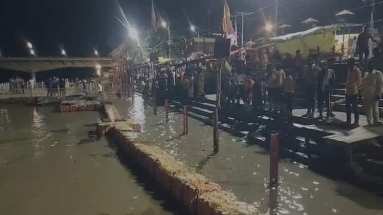 Ayodhya saryu river boat accident Sonbhadra one girl drowned after boat capsized ann अयोध्या में श्रद्धालुओं से भरी हुई नाव सरयू नदी में पलटी, पुलिस का तलाशी अभियान जारी