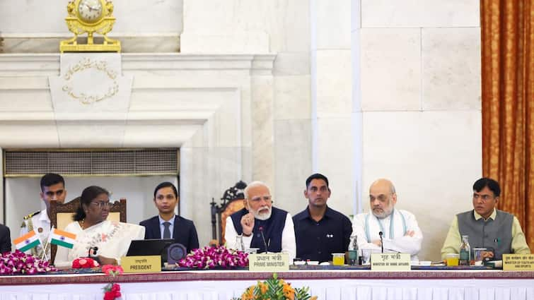 PM Modi Urges Governors To Act As ‘Bridge’ Between Centre & States, Prez Calls For ‘Coordinatio