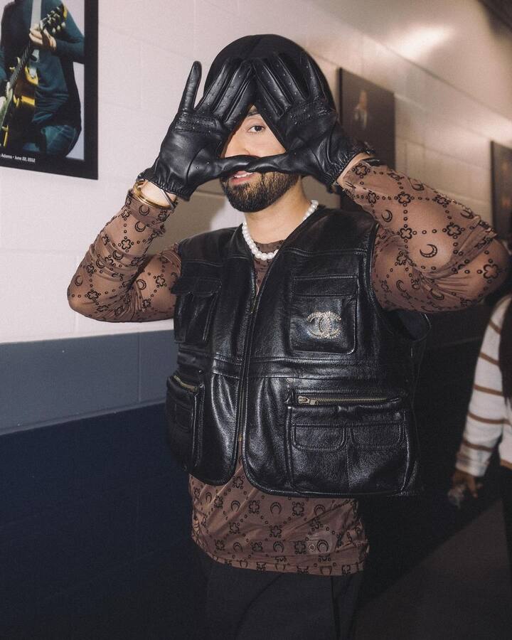 दिलजीत दोसांझ पंजाब के वो स्टार हैं. जो सिर्फ पंजाबी सिनेमा में ही नहीं बॉलीवुड में भी अपनी एक्टिंग , स्टाइल और आवाज से धाक जमा चुके हैं.