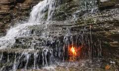 ਇਸ ਝਰਨੇ ਥੱਲੇ ਹਮੇਸ਼ਾ ਮੱਚਦੀ ਰਹਿੰਦੀ ਅੱਗ, ਪਾਣੀ ਤੇ ਬਰਫ਼ ਦਾ ਵੀ ਨਹੀਂ ਹੁੰਦਾ ਕੋਈ ਅਸਰ