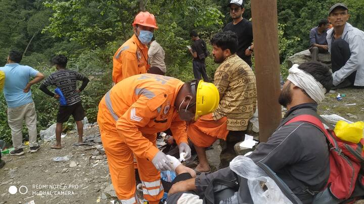 केदारघाटी में अत्यधिक बारिश के कारण जगह-जगह अवरुद्ध हुए केदारनाथ यात्रा मार्ग में फंसे तीर्थयात्रियों को रेस्क्यू टीमों एवं जिला प्रशासन द्वारा पूरी मुस्तैदी के साथ रेस्क्यू किया जा रहा है.