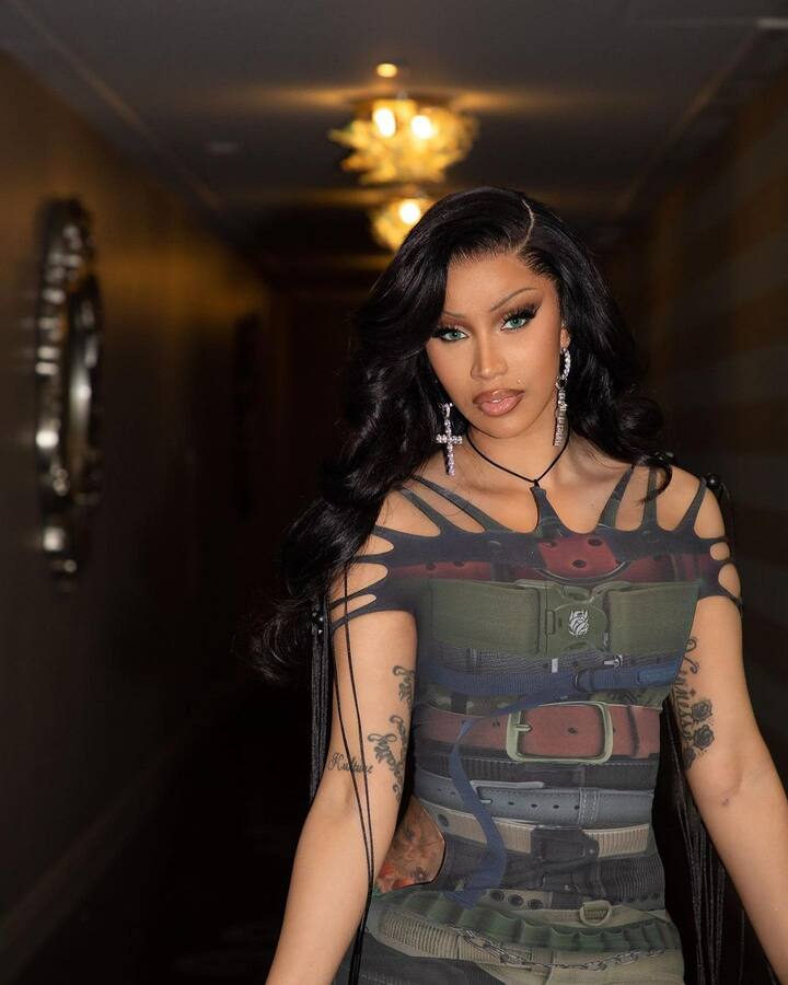 कार्डी बी प्रेग्नेंसी की अनाउंसमेंट करते हुए कैप्शन में लिखा, ‘हर अंत के साथ नई शुरुआत होती है. मैं इस फेज को आपके साथ शेयर करने के लिए बहुत आभारी हूं. आपने मुझे काफी प्यार दिया.’