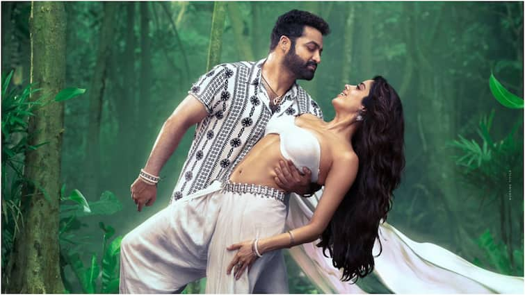 Devara second song release date locked check out lovely pic of Jr NTR Janhvi Kapoor from movie Devara Second Single: ఎన్టీఆర్ - జాన్వీ జంట ముద్దొస్తుంది కదూ... 'దేవర'లో రెండో పాట రిలీజ్ ఎప్పుడంటే?