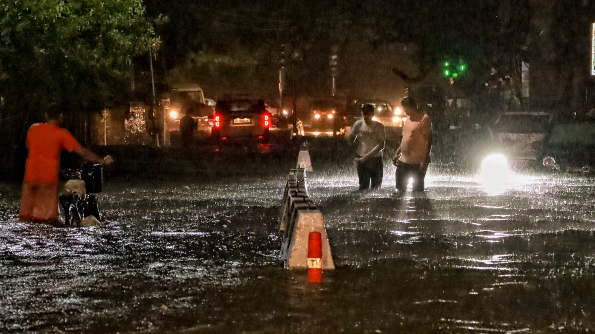 Delhi Weather Update: दिल्ली एनसीआर में बुधवार की तेज बारिश ने अब तक 13 की जान ली, 4 डूबे, 6 को लगा करंट