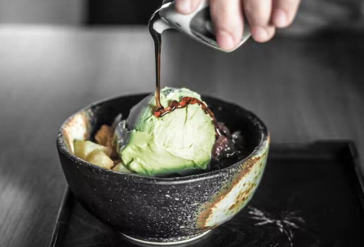 ਅਸਲ ਵਿੱਚ ਆਈਸਕ੍ਰੀਮ ਵਿੱਚ ਦੁੱਧ ਦੀ ਚਰਬੀ ਦੀ ਮਾਤਰਾ ਵਧੇਰੇ ਹੁੰਦੀ ਹੈ, ਜਿਸ ਨੂੰ ਖਾਣ ਨਾਲ ਸਰੀਰ ਵਿੱਚ ਐਲੀਮੈਂਟਰੀ ਐਸਿਡ ਨਾਮਕ ਇੱਕ ਪ੍ਰਕਿਰਿਆ ਹੁੰਦੀ ਹੈ, ਇਹ ਪ੍ਰਕਿਰਿਆ ਭੋਜਨ ਅਤੇ ਖੁਰਾਕ ਦੇ ਪਾਚਨ ਦੌਰਾਨ ਪੈਦਾ ਹੋਣ ਵਾਲੀ ਗਰਮੀ ਨੂੰ ਜਨਮ ਦਿੰਦੀ ਹੈ।