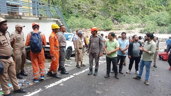 उत्तराखंड के गढ़वाल और कुमाऊं में कई जगह आपदा जैसे हालात बने हुए हैं. इसको लेकर आपदा प्रबंधन विभाग लगातार स्थिति पर नजर बनाए हुए है, एसडीआरएफ और एनडीआरएफ के साथ सेना भी मदद के लिए आगे आई है.