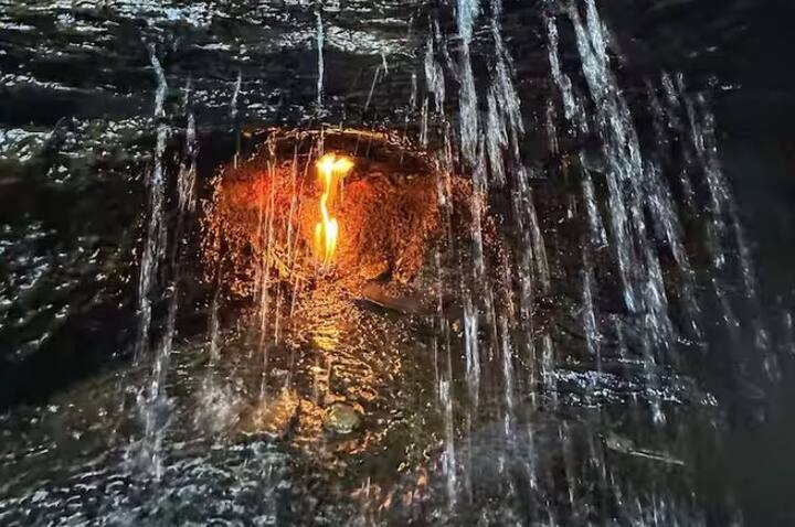 ਦਰਅਸਲ, ਇਸ ਝਰਨੇ ਦੇ ਬਿਲਕੁਲ ਪਿੱਛੇ ਗੈਸ ਲੀਕੇਜ ਹੁੰਦੀ ਰਹਿੰਦੀ ਹੈ, ਜਿਸ ਕਾਰਨ ਇੱਥੇ ਅੱਗ ਬਲਦੀ ਰਹਿੰਦੀ ਹੈ।