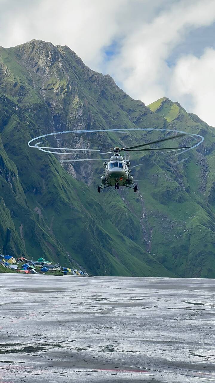 केदारनाथ धाम में मौजूद तीर्थ यात्रियों को सुबह मुख्य हेलीपैड पर पहुंचा दिया गया है. यहीं से एमआई 17 से 15 तीर्थ यात्रियों को गौचर हैलीपैड रेस्क्यू किया जा चुका है. उन्होंने बताया कि मौसम खराब होने के कारण एमआई एवं चिनूक विमान अभी उड़ान नहीं भर पा रहे हैं.