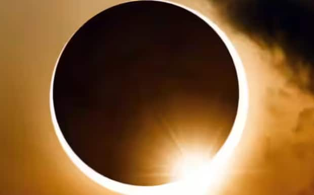 Solar Eclipse 2024: ਸਾਲ 2024 ਇਸ ਲਈ ਵੀ ਖਾਸ ਹੈ ਕਿਉਂਕਿ ਇਸ ਸਾਲ ਦੋ ਸੂਰਜ ਗ੍ਰਹਿਣ ਲੱਗਣ ਦੀ ਸੰਭਾਵਨਾ ਹੈ, ਜਿਨ੍ਹਾਂ ਵਿੱਚੋਂ ਇੱਕ ਸੂਰਜ ਗ੍ਰਹਿਣ 8 ਅਪਰੈਲ ਨੂੰ ਲੱਗ ਚੁੱਕਿਆ ਹੈ। ਹੁਣ ਦੂਜਾ ਗ੍ਰਹਿਣ 2 ਅਕਤੂਬਰ ਨੂੰ ਲੱਗਣ ਜਾ ਰਿਹਾ ਹੈ।