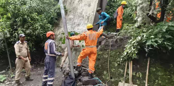 इसके साथ ही सीएम धामी ने अधिकारियों को राज्य के आपदा प्रभावित इलाकों में लोगों की लगातार मदद करने और लोगों को हर संभव मदद पहुंचाने के निर्देश दिए हैं.