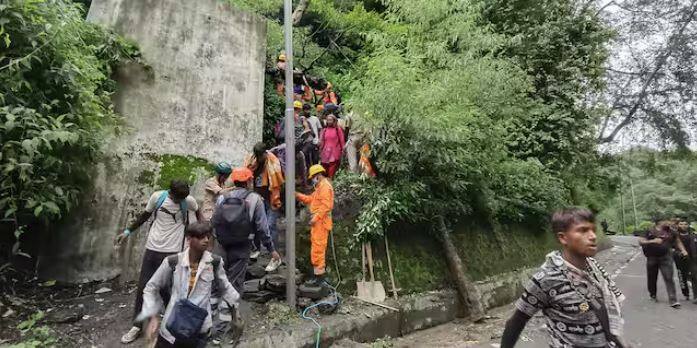 केदारनाथ में मौजूद लगभग 450 तीर्थयात्रियों को जिला प्रशासन द्वारा लगातार राहत सामग्री, भोजन पैकेट और भोजन उपलब्ध कराया गया। बीकेटीसी ने श्रद्धालुओं को फल बांटे। उन्होंने कहा कि मौसम में सुधार होते ही केदारनाथ में यात्रियों को बचाया जाएगा.