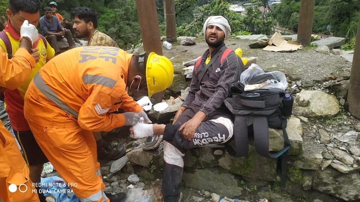 मुख्यमंत्री पुष्कर सिंह धामी से होम मिनिस्टर अमित शाह ने प्रदेश के हालातों की जानकारी ली. प्रदेश की मदद के लिए सेना ने भी हाथ बढ़ाया है. सेना के हेलीकॉप्टर के माध्यम से अब तक कई लोगों का रेस्क्यू किया जा चुका है अभी भी अभियान जारी है.