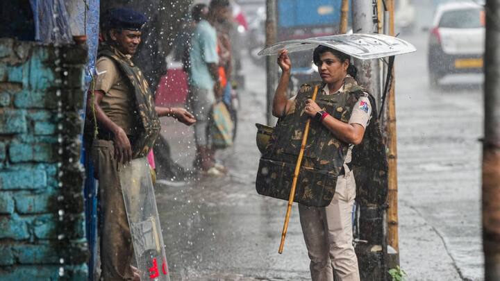 চোখ রাঙাচ্ছে ঘূর্ণাবর্ত ও নিম্নচাপ অক্ষরেখার জোড়া ফলা। তার জেরে এদিনও রাজ্যের বিভিন্ন জেলায় বৃষ্টি হচ্ছে।
