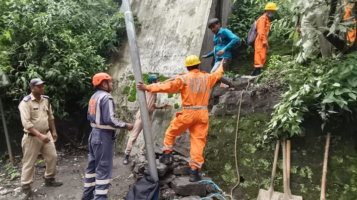 Uttarakhand Rain: केदारनाथ धाम में मौजूद तीर्थ यात्रियों को सुबह मुख्य हेलीपैड पर पहुंचा दिया गया है. यहीं से एमआई-17 से 15 तीर्थ यात्रियों को गौचर हैलीपैड रेस्क्यू किया जा चुका है.