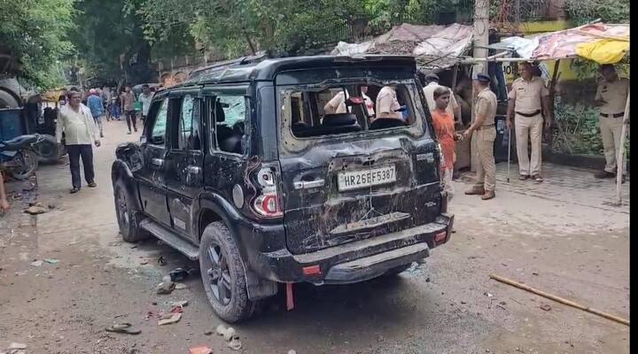 मौके पर मौजूद एसीपी सुरेंद्र सिंह ने बताया कि दोनों गुटों में डाक कांवड़ लाने के बाद और जलाभिषेक करने के बाद एक गुट ने दूसरे गुट पर हमला कर दिया. एक गुट ने दूसरे पर लाठी, डंडों और पत्थरों से हमला कर दिया.