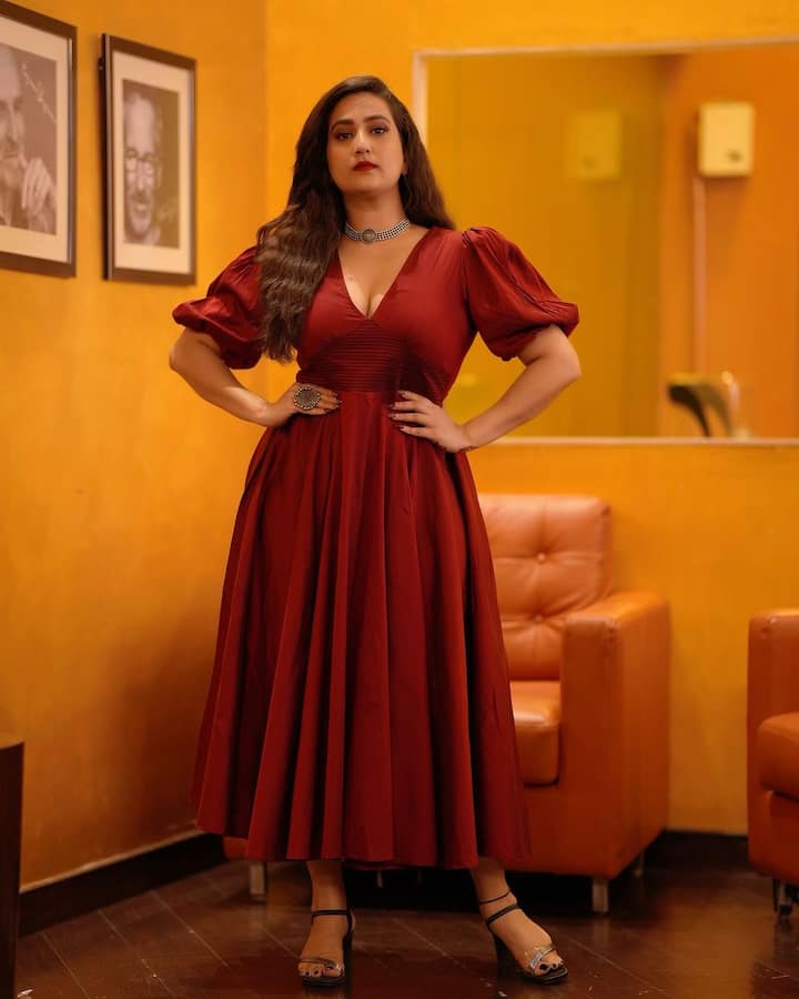 బ్లాక్ హీల్స్ వెేసుకుని స్టైలిష్​గా ఫోజులిచ్చింది. ఈ ఫోటోలను ఇన్​స్టాలో షేర్ చేసి.. ❤️❤️❤️❤️❤️అంటూ క్యాప్షన్ ఇచ్చింది.(Images Source : Instagram/Anchor Manjusha)