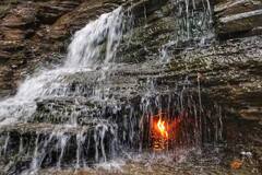 એક એવો ધોધ કે જેની નીચે હંમેશા આગ બળે છે, તેના પર પાણી અને બરફની પણ કોઈ અસર થતી નથી