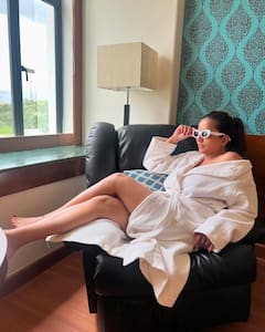 Monalisa Pics: होटल के कमरे में बाथरोब पहन मोनालिसा ने दिए सिजलिंग पोज, कातिलाना अदाओं ने बढ़ाया इंटरनेट का पारा