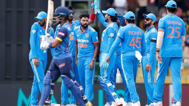 why indian players wearing black armbands in first odi match india vs sri lanka anshuman gaekwad death cancer IND vs SL: भारतीय खिलाड़ियों ने क्यों बांधी है काली पट्टी? वजह कर देगी हैरान; जानें इसके पीछे का रहस्य