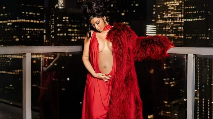 Rapper Cardi B Announces Pregnancy: अमेरिका की मशहूर रैपर कार्डी बी ने अपनी कुछ ऐसा तस्वीरें सोशल मीडिया पर शेयर की. जिन्होंने इंटरनेट पर तहलका मचा दिया है.