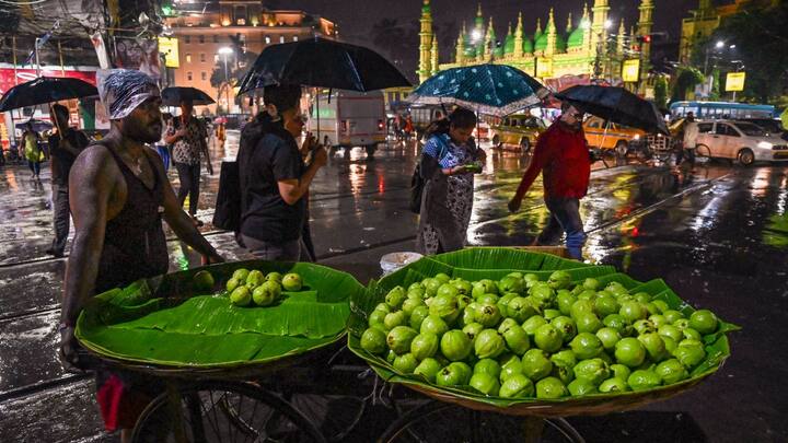আবহাওয়া দফতর জানিয়েছে, গাঙ্গেয় পশ্চিমবঙ্গে সক্রিয় রয়েছে ঘূর্ণাবর্ত। অন্যদিকে, বাংলাদেশ থেকে উত্তর-পূর্ব বিহার পর্যন্ত বিস্তৃত রযেছে নিম্নচাপ অক্ষরেখা।