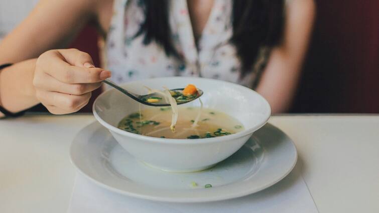 simple recipe for Turmeric Ginger Soup that's perfect for the monsoon season for weight loss వర్షాకాలంలో ఈ సూప్​ డిన్నర్​గా తీసుకుంటే చాలామంచిది.. బరువు కూడా తగ్గుతారు, మరెన్నో హెల్త్ బెనిఫిట్స్ కూడా