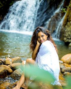 Vithika Sheru: వెకేషన్లో వితికా శేరు..జలపాతం దగ్గర ప్రశాంతంగా కూర్చుని ప్రకృతిని ఆస్వాదిస్తోంది!