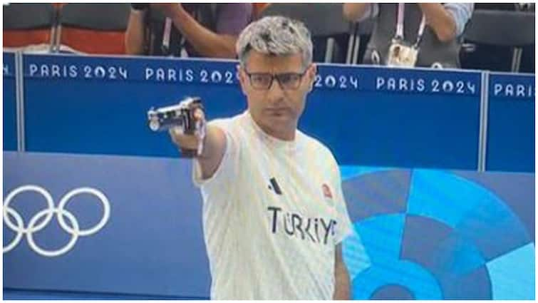 51 year old Yusuf Dikec of Turkey shows up without any specialist equipment for shooting took silver medal with just casually at the Paris Olympics 2024 Yusuf Dikec: హ్యాంగర్‌కి ఉన్న టీ షర్ట్ వేసుకొచ్చి మెడల్‌ కొట్టేశాడు- ప్రపంచాన్నే షేక్ చేసిన యూసుఫ్ డికెక్