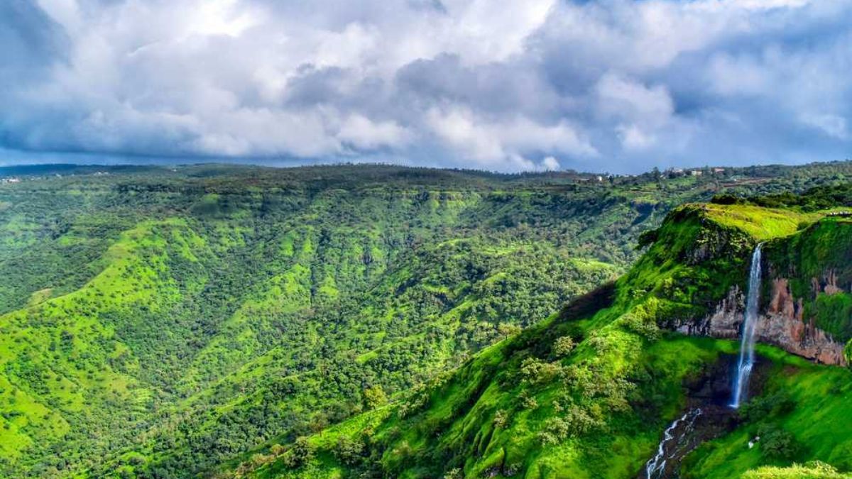 Friendship Day Travel : सुख आणखी काय असतं! येणारा Weekend मित्रांसाठी खास, रिमझिम पावसात मित्रांची साथ, 'ही' ठिकाणं ट्रीपसाठी Best