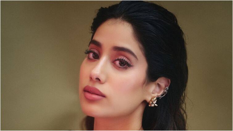 Janhvi Kapoors Ulajh movie gets poor reviews and ratings from Bollywood critics Janhvi Kapoor: జాన్వీ కపూర్ ఆశలన్నీ ఎన్టీఆర్ 'దేవర' పైనే - లేటెస్టుగా బాలీవుడ్‌లో ఆమెకు మరో డిజాస్టర్?