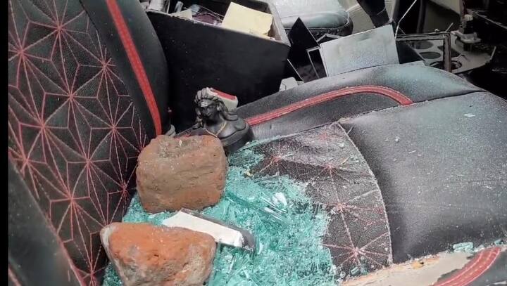 गुरुग्राम उस वक्त पुलिस छावनी में तब्दील हो गया जब दो कांवड़ियों के गुट में लाठी डंडे और जमकर पत्थर चले. एक गुट ने दूसरे गुट पर लाठी डंडों और पत्थरों से हमला कर दिया और गाड़ियों में भी तोड़फोड़ की. गाड़ियों में तोड़ फोड़ करते उपद्रवियों की तस्वीर सीसीटीवी में भी कैद हो गई.