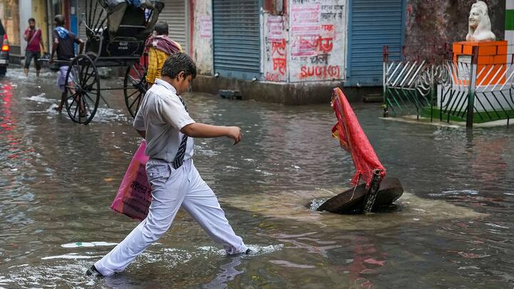 উত্তরে ইতিমধ্যেই স্বাভাবিকের থেকে ৪৬ শতাংশ অতিবৃষ্টি। সেই বৃষ্টির প্রবণতা এই মাস এবং সেপ্টেম্বরে আর খুব বেশি বাড়বে না। এই বছর স্বাভাবিকের তুলনায় কম বৃষ্টি হতে পারে উত্তর দিনাজপুর, মালদা, বীরভূম ও মুর্শিদাবাদ জেলাতে।
