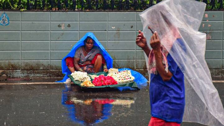 আবহাওয়া দফতর জানিয়েছে, গোটা অগাস্ট এবং সেপ্টেম্বর মাসে রাজ্যের বেশিরভাগ জেলাতে স্বাভাবিক বা তার বেশি বৃষ্টি হওয়ার সম্ভাবনা রয়েছে।