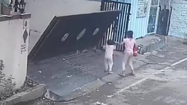 Iron Gate Falls On three Year Old Pune Girl She Dies CCTV video viral Shocking Video : பயங்கர சோகம்.. 3 வயது குழந்தை மீது விழுந்த இரும்பு கேட்.. அதிர்ச்சி சிசிடிவி காட்சிகள்..