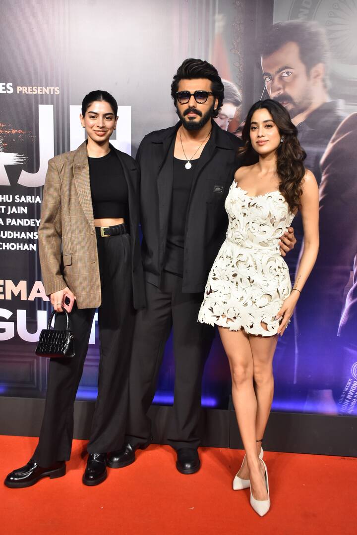 Arjun Kapoor could be seen backing Janhvi and putting her in the forefront while the three Kapoor siblings posed for the cameras.