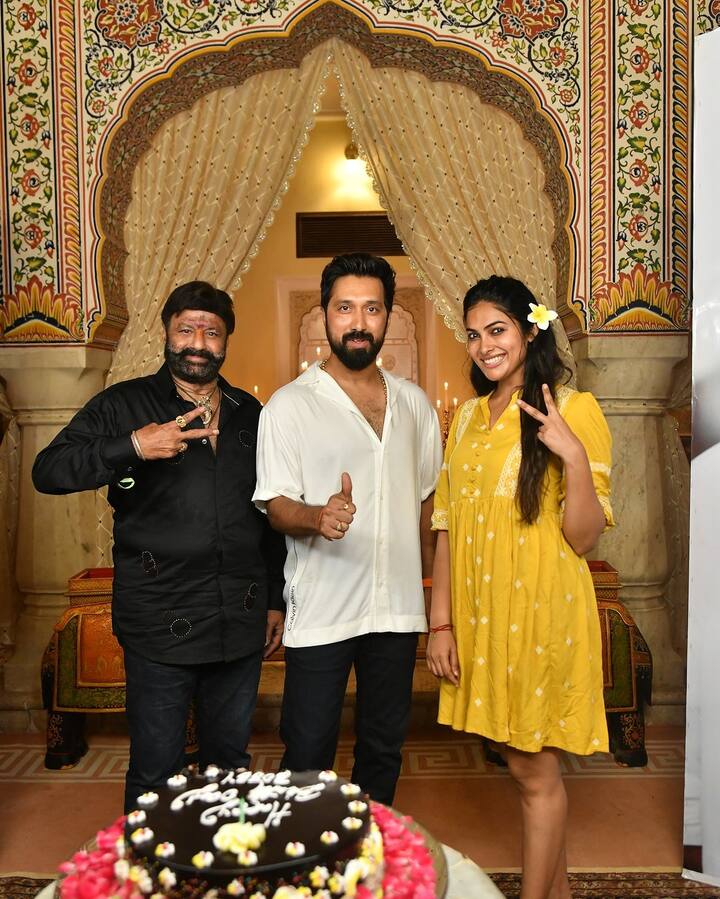 ఈ సెలబ్రేషన్స్లో హంగామా అంతా దివిదే కనిపించింది. ఇందుకు సంబంధించిన ఫోటోలు షేర్ చేస్తూ నందమూరి బాలకృష్ణకు థ్యాంక్యూ చెప్పింది.