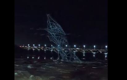 Trichy news high voltage power towers collapsed in Kollidam river - TNN நள்ளிரவில் நடந்த பரபரப்பு.... கொள்ளிடம் ஆற்றில்  சரிந்து விழுந்த உயர் மின் கோபுரம்