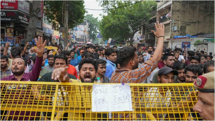 Old rajendra nagar accident civil services aspirants continued their agitation for the sixth day Rajendra Nagar Accident: UPSC अभ्यर्थियों का प्रदर्शन छठे दिन भी जारी, वहीं कर रहे पढ़ाई