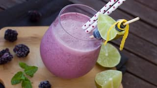 How to Make a Avocado Strawberry MilkShake at home Healthy Drink Avocado Strawberry MilkShake:மாலை நேர ஸ்நாக்ஸ் ஆரோக்கியம் நிறைந்த மில்க்‌ஷேக் ரெசிபி இதோ!