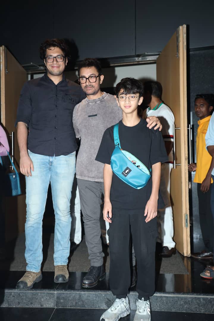 बाद में आमिर खान ने भी अपने दोनों बेटों संग पैप्स के लिए पोज दिए. आमिर खान इस दौरान ब्लू डेनिम के साथ लाइट ग्रे कलर की टी शर्ट में सुपर कूल डैड लग रहे थे.