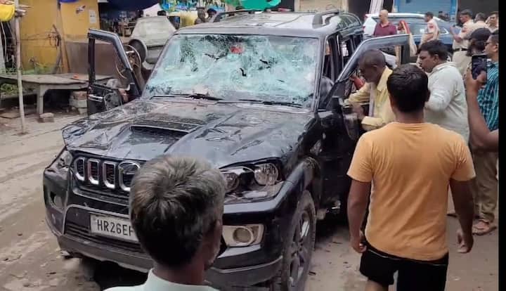 घटना की सूचना मिलते ही मौके पर भारी मात्रा में पुलिस पहुंच गई. इस दौरान करीब आधा दर्जन लोग भी घायल हो गए जिनका अस्पताल में इलाज चल रहा है. मामला 27 जुलाई का है जब दो गुट डाक कांवड़ लाने की तैयारी में जुटे थे. इस दौरान एक गुट ने दूसरे गुट के डाक कांवड़ की गाड़ी पर लगे डीजे में कंपीटिशन की बात कही.