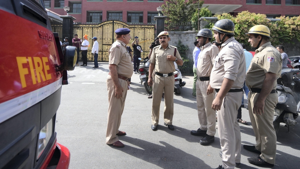 Delhi School Bomb Threat: ग्रेटर कैलाश में स्कूल को बम से उड़ाने की धमकी, ईमेल आने के बाद छात्रों के निकाला गया बाहर