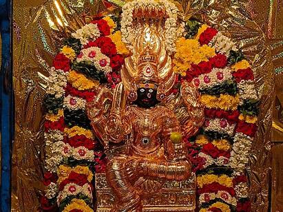 Aadi third friday Karur vempu mariyamman special poojas - TNN ஆடி மூன்றாம் வெள்ளி தங்க கவச அலங்காரத்தில் பக்தர்களுக்கு காட்சியளித்த கரூர் வேம்பு மாரியம்மன்