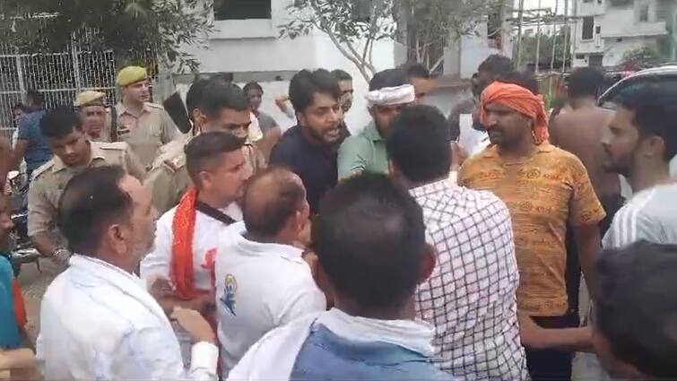 Hapur front Madrasa Kanwariyas created ruckus Kanwar spitting accused Kanwar Yatra 2024: हापुड़ में मदरसे के सामने कांवड़ियों ने किया हंगामा, कांवड़ पर थूकने का लगाया आरोप